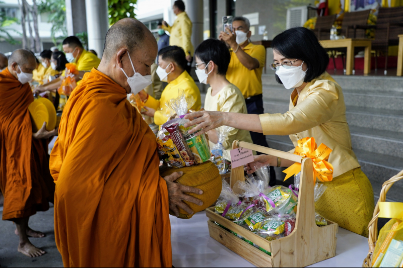 พิธีทำบุญตักบาตรข้าวสารอาหารแห้ง คณะสงฆ์จากวัดราชผาติการามวรวิหาร พระอารามหลวง เนื่องในโอกาสวันเฉลิมพระชนมพรรษา 28 กรกฎาคม 2565