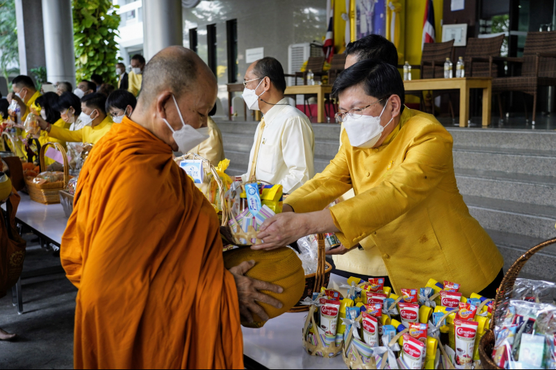พิธีทำบุญตักบาตรข้าวสารอาหารแห้ง คณะสงฆ์จากวัดราชผาติการามวรวิหาร พระอารามหลวง เนื่องในโอกาสวันเฉลิมพระชนมพรรษา 28 กรกฎาคม 2565