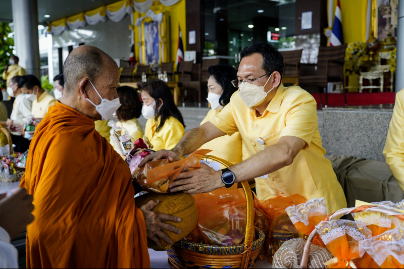พิธีทำบุญตักบาตรข้าวสารอาหารแห้ง คณะสงฆ์จากวัดราชผาติการามวรวิหาร พระอารามหลวง เนื่องในโอกาสวันเฉลิมพระชนมพรรษา 28 กรกฎาคม 2565