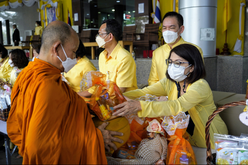พิธีทำบุญตักบาตรข้าวสารอาหารแห้ง คณะสงฆ์จากวัดราชผาติการามวรวิหาร พระอารามหลวง เนื่องในโอกาสวันเฉลิมพระชนมพรรษา 28 กรกฎาคม 2565