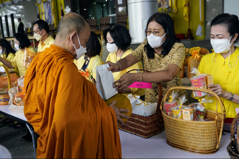 พิธีทำบุญตักบาตรข้าวสารอาหารแห้ง คณะสงฆ์จากวัดราชผาติการามวรวิหาร พระอารามหลวง เนื่องในโอกาสวันเฉลิมพระชนมพรรษา 28 กรกฎาคม 2565