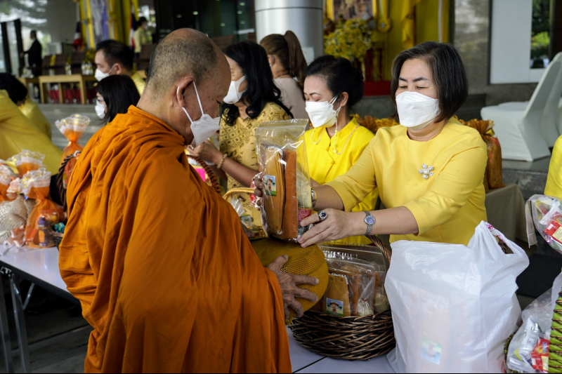 พิธีทำบุญตักบาตรข้าวสารอาหารแห้ง คณะสงฆ์จากวัดราชผาติการามวรวิหาร พระอารามหลวง เนื่องในโอกาสวันเฉลิมพระชนมพรรษา 28 กรกฎาคม 2565
