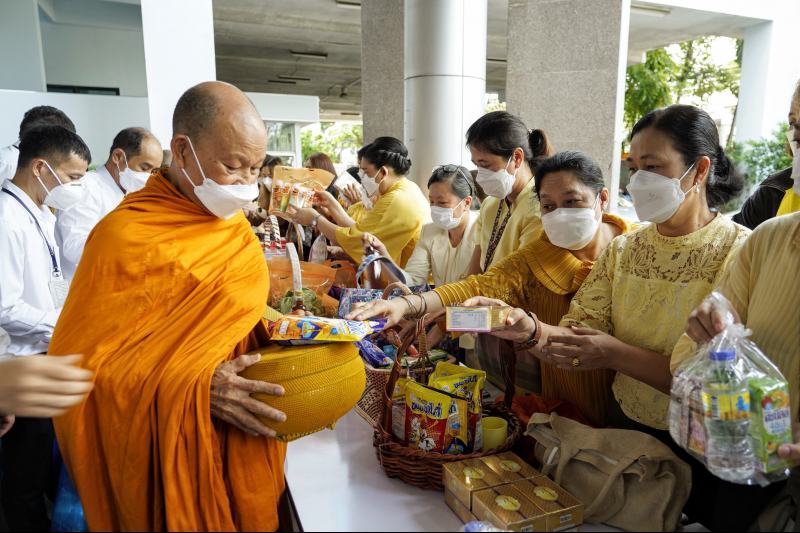 พิธีทำบุญตักบาตรข้าวสารอาหารแห้ง คณะสงฆ์จากวัดราชผาติการามวรวิหาร พระอารามหลวง เนื่องในโอกาสวันเฉลิมพระชนมพรรษา 28 กรกฎาคม 2565