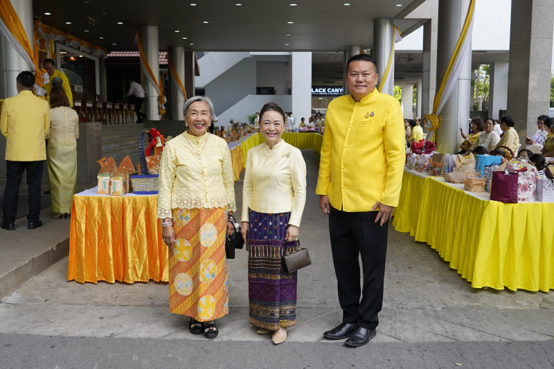 ทำบุญตักบาตร