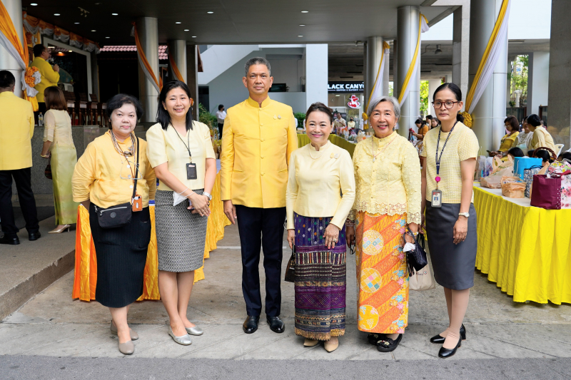 ทำบุญตักบาตร