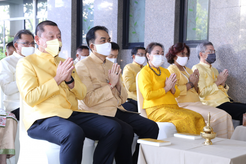 พิธีทำบุญตักบาตรข้าวสารอาหารแห้ง คณะสงฆ์จำนวน 9 รูป จากวัดโสมนัสราชวรวิหาร พระอารามหลวง เพื่อน้อมอุทิศถวายเป็นพระราชกุศลแด่พระบา