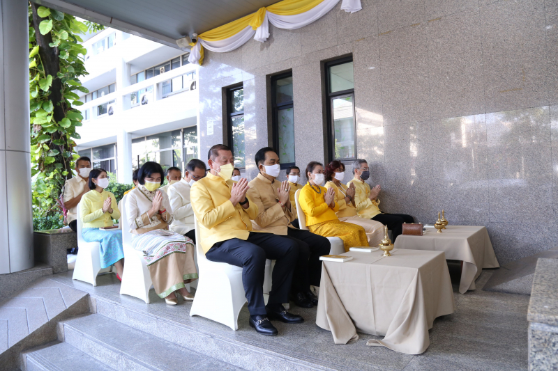 พิธีทำบุญตักบาตรข้าวสารอาหารแห้ง คณะสงฆ์จำนวน 9 รูป จากวัดโสมนัสราชวรวิหาร พระอารามหลวง เพื่อน้อมอุทิศถวายเป็นพระราชกุศลแด่พระบา
