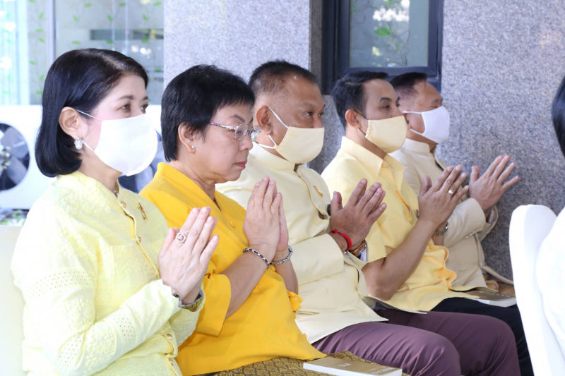 พิธีทำบุญตักบาตรข้าวสารอาหารแห้ง คณะสงฆ์จำนวน 9 รูป จากวัดโสมนัสราชวรวิหาร พระอารามหลวง เพื่อน้อมอุทิศถวายเป็นพระราชกุศลแด่พระบา