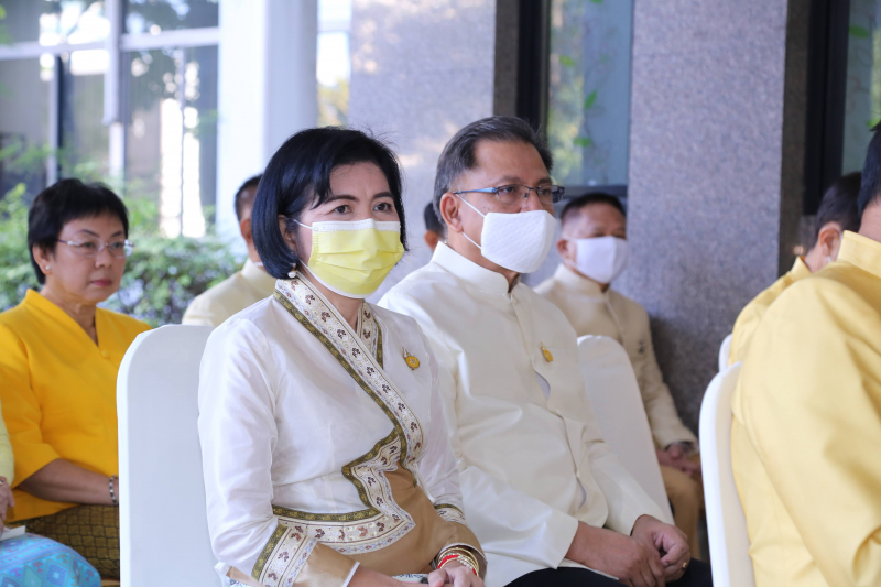 พิธีทำบุญตักบาตรข้าวสารอาหารแห้ง คณะสงฆ์จำนวน 9 รูป จากวัดโสมนัสราชวรวิหาร พระอารามหลวง เพื่อน้อมอุทิศถวายเป็นพระราชกุศลแด่พระบา