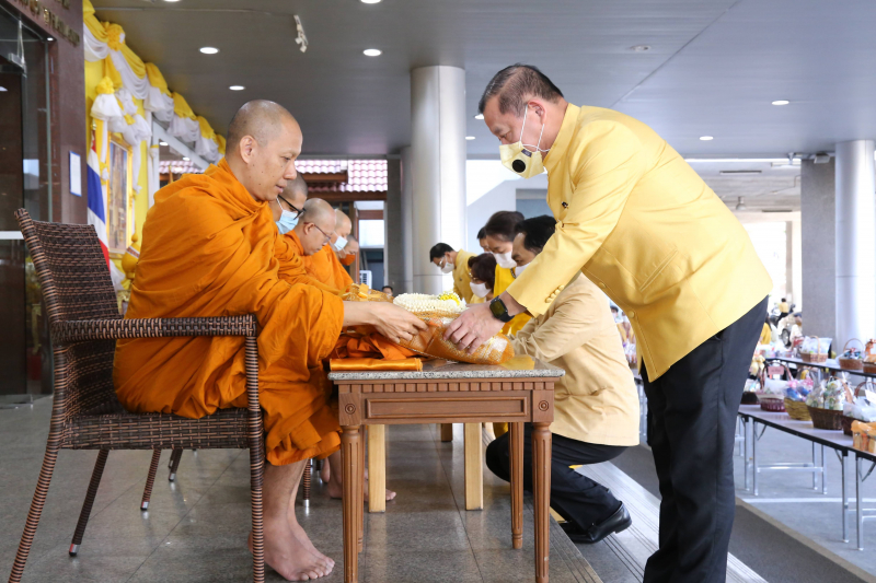 พิธีทำบุญตักบาตรข้าวสารอาหารแห้ง คณะสงฆ์จำนวน 9 รูป จากวัดโสมนัสราชวรวิหาร พระอารามหลวง เพื่อน้อมอุทิศถวายเป็นพระราชกุศลแด่พระบา