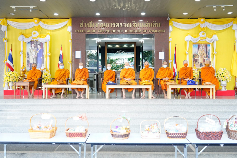 พิธีทำบุญตักบาตรข้าวสารอาหารแห้ง คณะสงฆ์จำนวน 9 รูป จากวัดโสมนัสราชวรวิหาร พระอารามหลวง เพื่อน้อมอุทิศถวายเป็นพระราชกุศลแด่พระบา