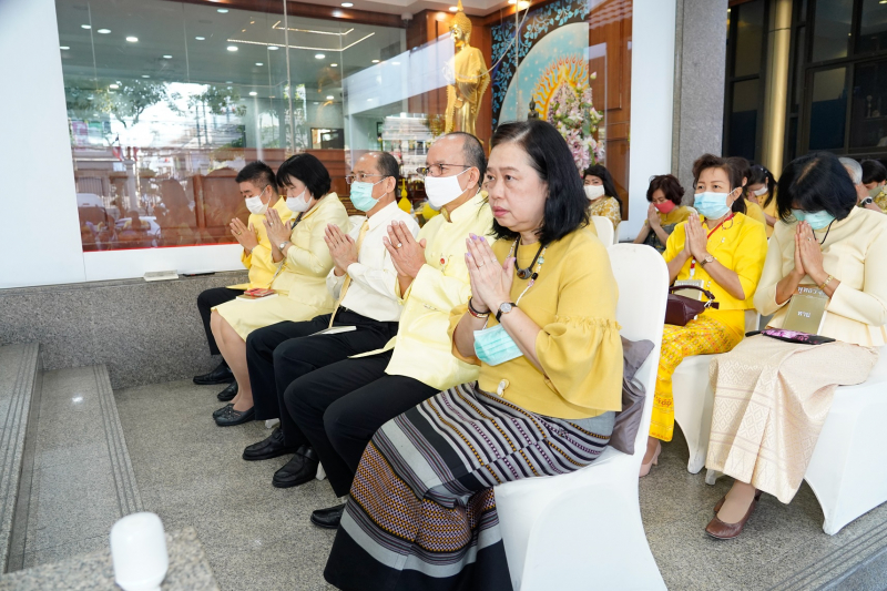 พิธีทำบุญตักบาตรข้าวสารอาหารแห้ง คณะสงฆ์จำนวน 9 รูป จากวัดโสมนัสราชวรวิหาร พระอารามหลวง เพื่อน้อมอุทิศถวายเป็นพระราชกุศลแด่พระบา