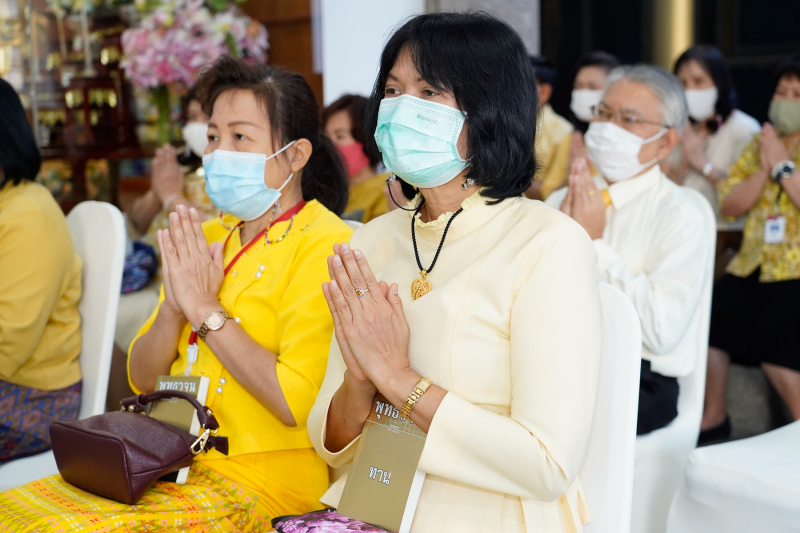 พิธีทำบุญตักบาตรข้าวสารอาหารแห้ง คณะสงฆ์จำนวน 9 รูป จากวัดโสมนัสราชวรวิหาร พระอารามหลวง เพื่อน้อมอุทิศถวายเป็นพระราชกุศลแด่พระบา