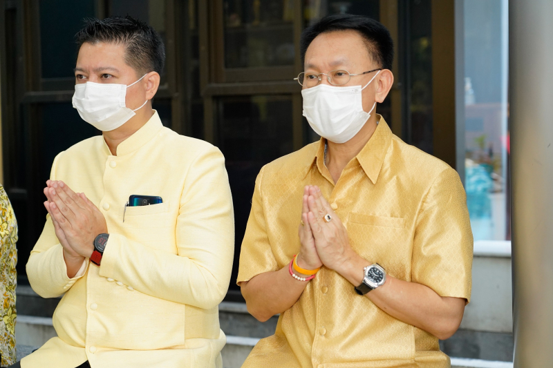 พิธีทำบุญตักบาตรข้าวสารอาหารแห้ง คณะสงฆ์จำนวน 9 รูป จากวัดโสมนัสราชวรวิหาร พระอารามหลวง เพื่อน้อมอุทิศถวายเป็นพระราชกุศลแด่พระบา