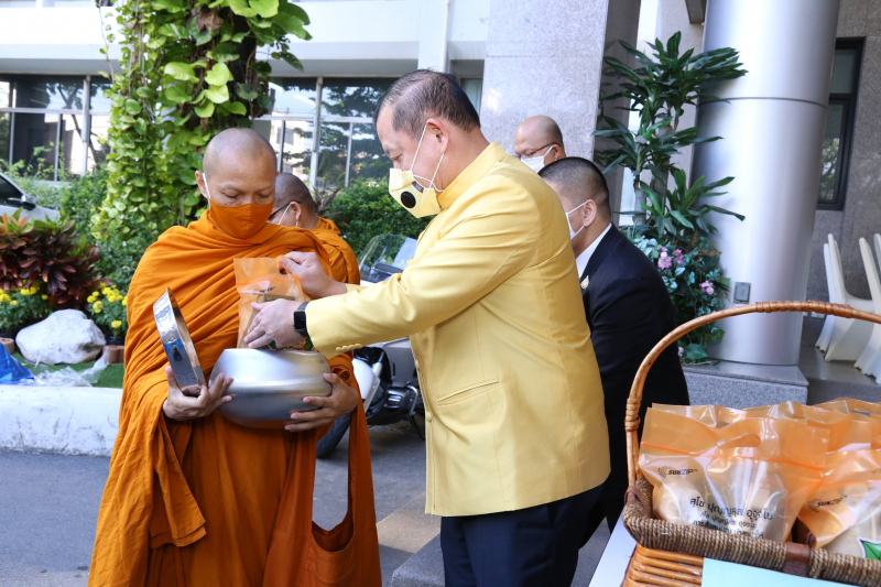 พิธีทำบุญตักบาตรข้าวสารอาหารแห้ง คณะสงฆ์จำนวน 9 รูป จากวัดโสมนัสราชวรวิหาร พระอารามหลวง เพื่อน้อมอุทิศถวายเป็นพระราชกุศลแด่พระบา