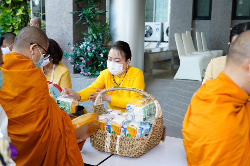 พิธีทำบุญตักบาตรข้าวสารอาหารแห้ง คณะสงฆ์จำนวน 9 รูป จากวัดโสมนัสราชวรวิหาร พระอารามหลวง เพื่อน้อมอุทิศถวายเป็นพระราชกุศลแด่พระบา