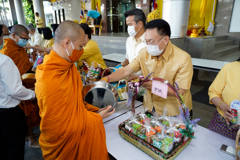 พิธีทำบุญตักบาตรข้าวสารอาหารแห้ง คณะสงฆ์จำนวน 9 รูป จากวัดโสมนัสราชวรวิหาร พระอารามหลวง เพื่อน้อมอุทิศถวายเป็นพระราชกุศลแด่พระบา