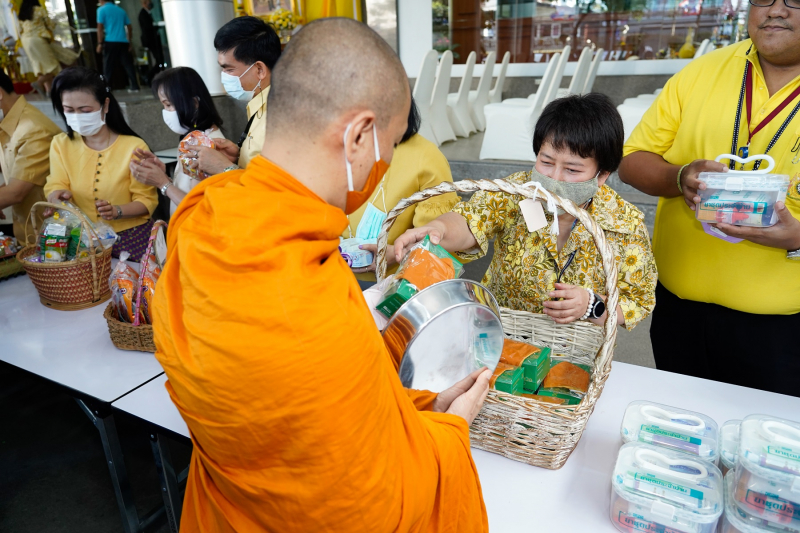 พิธีทำบุญตักบาตรข้าวสารอาหารแห้ง คณะสงฆ์จำนวน 9 รูป จากวัดโสมนัสราชวรวิหาร พระอารามหลวง เพื่อน้อมอุทิศถวายเป็นพระราชกุศลแด่พระบา