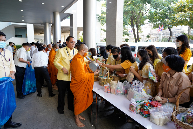 พิธีทำบุญตักบาตรข้าวสารอาหารแห้ง คณะสงฆ์จำนวน 9 รูป จากวัดโสมนัสราชวรวิหาร พระอารามหลวง เพื่อน้อมอุทิศถวายเป็นพระราชกุศลแด่พระบา