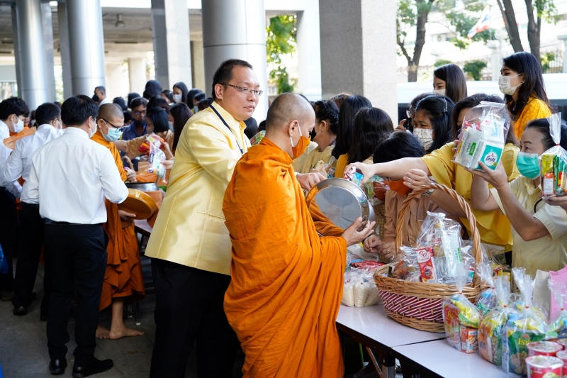 พิธีทำบุญตักบาตรข้าวสารอาหารแห้ง คณะสงฆ์จำนวน 9 รูป จากวัดโสมนัสราชวรวิหาร พระอารามหลวง เพื่อน้อมอุทิศถวายเป็นพระราชกุศลแด่พระบา