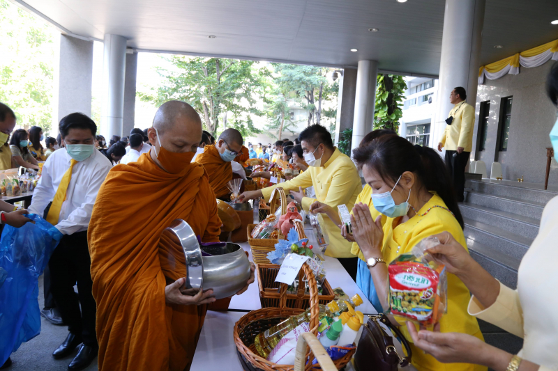 พิธีทำบุญตักบาตรข้าวสารอาหารแห้ง คณะสงฆ์จำนวน 9 รูป จากวัดโสมนัสราชวรวิหาร พระอารามหลวง เพื่อน้อมอุทิศถวายเป็นพระราชกุศลแด่พระบา