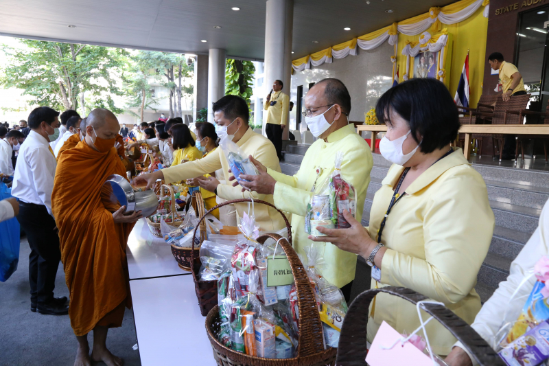 พิธีทำบุญตักบาตรข้าวสารอาหารแห้ง คณะสงฆ์จำนวน 9 รูป จากวัดโสมนัสราชวรวิหาร พระอารามหลวง เพื่อน้อมอุทิศถวายเป็นพระราชกุศลแด่พระบา