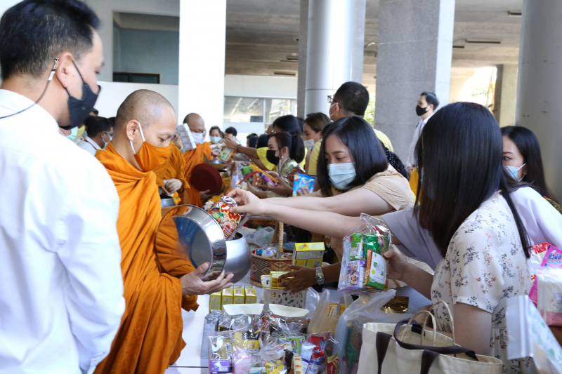 พิธีทำบุญตักบาตรข้าวสารอาหารแห้ง คณะสงฆ์จำนวน 9 รูป จากวัดโสมนัสราชวรวิหาร พระอารามหลวง เพื่อน้อมอุทิศถวายเป็นพระราชกุศลแด่พระบา
