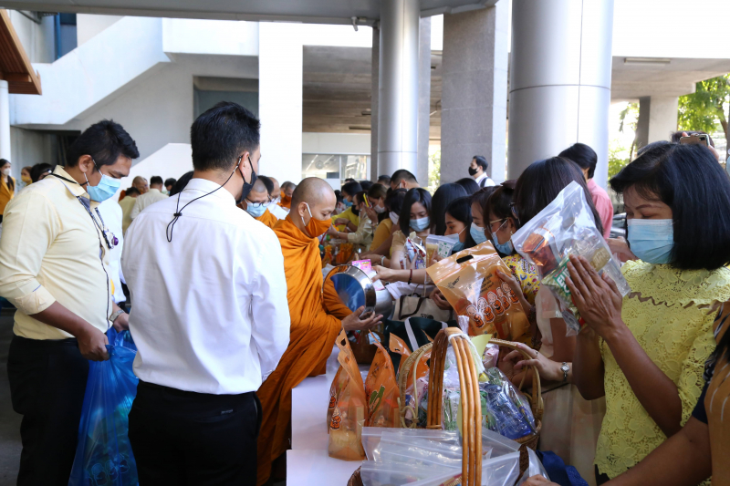พิธีทำบุญตักบาตรข้าวสารอาหารแห้ง คณะสงฆ์จำนวน 9 รูป จากวัดโสมนัสราชวรวิหาร พระอารามหลวง เพื่อน้อมอุทิศถวายเป็นพระราชกุศลแด่พระบา