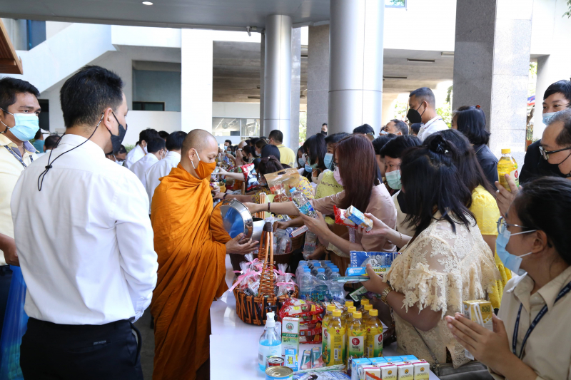 พิธีทำบุญตักบาตรข้าวสารอาหารแห้ง คณะสงฆ์จำนวน 9 รูป จากวัดโสมนัสราชวรวิหาร พระอารามหลวง เพื่อน้อมอุทิศถวายเป็นพระราชกุศลแด่พระบา
