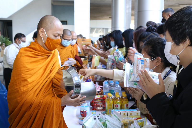 พิธีทำบุญตักบาตรข้าวสารอาหารแห้ง คณะสงฆ์จำนวน 9 รูป จากวัดโสมนัสราชวรวิหาร พระอารามหลวง เพื่อน้อมอุทิศถวายเป็นพระราชกุศลแด่พระบา