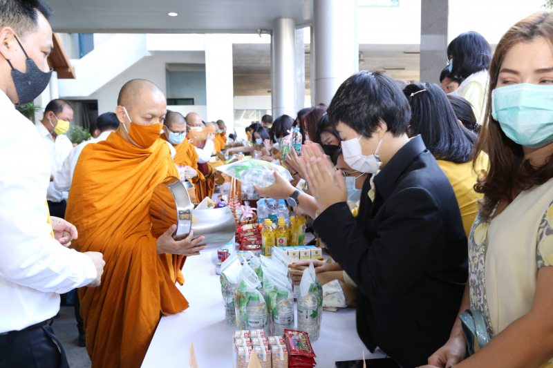 พิธีทำบุญตักบาตรข้าวสารอาหารแห้ง คณะสงฆ์จำนวน 9 รูป จากวัดโสมนัสราชวรวิหาร พระอารามหลวง เพื่อน้อมอุทิศถวายเป็นพระราชกุศลแด่พระบา