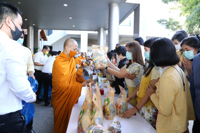 พิธีทำบุญตักบาตรข้าวสารอาหารแห้ง คณะสงฆ์จำนวน 9 รูป จากวัดโสมนัสราชวรวิหาร พระอารามหลวง เพื่อน้อมอุทิศถวายเป็นพระราชกุศลแด่พระบา