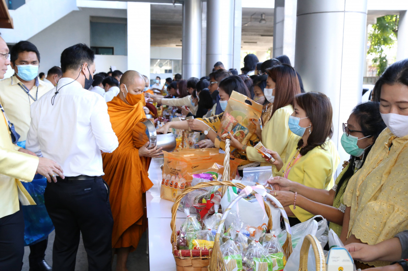 พิธีทำบุญตักบาตรข้าวสารอาหารแห้ง คณะสงฆ์จำนวน 9 รูป จากวัดโสมนัสราชวรวิหาร พระอารามหลวง เพื่อน้อมอุทิศถวายเป็นพระราชกุศลแด่พระบา