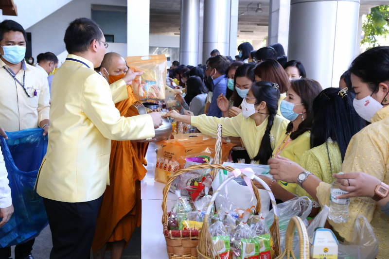 พิธีทำบุญตักบาตรข้าวสารอาหารแห้ง คณะสงฆ์จำนวน 9 รูป จากวัดโสมนัสราชวรวิหาร พระอารามหลวง เพื่อน้อมอุทิศถวายเป็นพระราชกุศลแด่พระบา