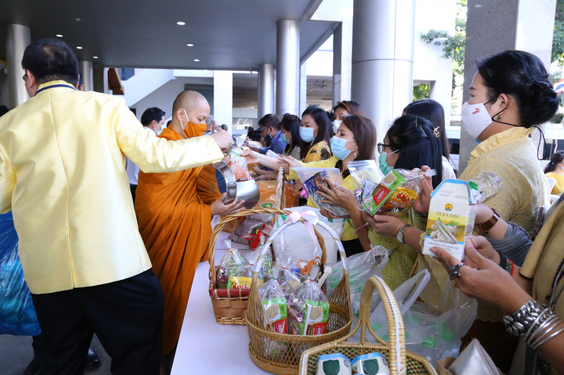 พิธีทำบุญตักบาตรข้าวสารอาหารแห้ง คณะสงฆ์จำนวน 9 รูป จากวัดโสมนัสราชวรวิหาร พระอารามหลวง เพื่อน้อมอุทิศถวายเป็นพระราชกุศลแด่พระบา