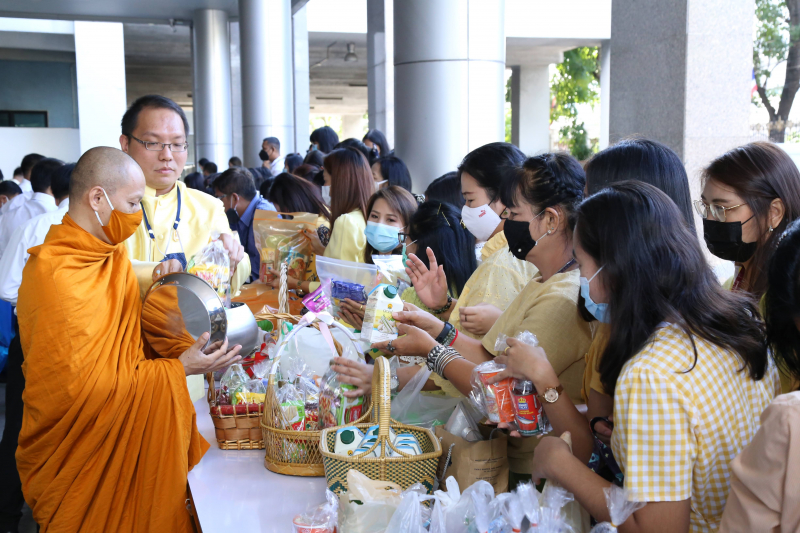 พิธีทำบุญตักบาตรข้าวสารอาหารแห้ง คณะสงฆ์จำนวน 9 รูป จากวัดโสมนัสราชวรวิหาร พระอารามหลวง เพื่อน้อมอุทิศถวายเป็นพระราชกุศลแด่พระบา