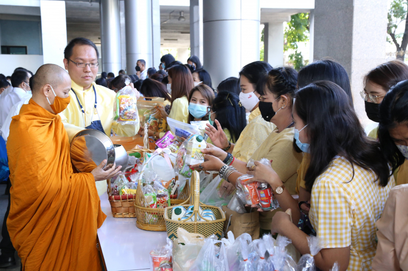 พิธีทำบุญตักบาตรข้าวสารอาหารแห้ง คณะสงฆ์จำนวน 9 รูป จากวัดโสมนัสราชวรวิหาร พระอารามหลวง เพื่อน้อมอุทิศถวายเป็นพระราชกุศลแด่พระบา