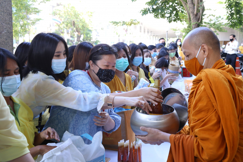 พิธีทำบุญตักบาตรข้าวสารอาหารแห้ง คณะสงฆ์จำนวน 9 รูป จากวัดโสมนัสราชวรวิหาร พระอารามหลวง เพื่อน้อมอุทิศถวายเป็นพระราชกุศลแด่พระบา