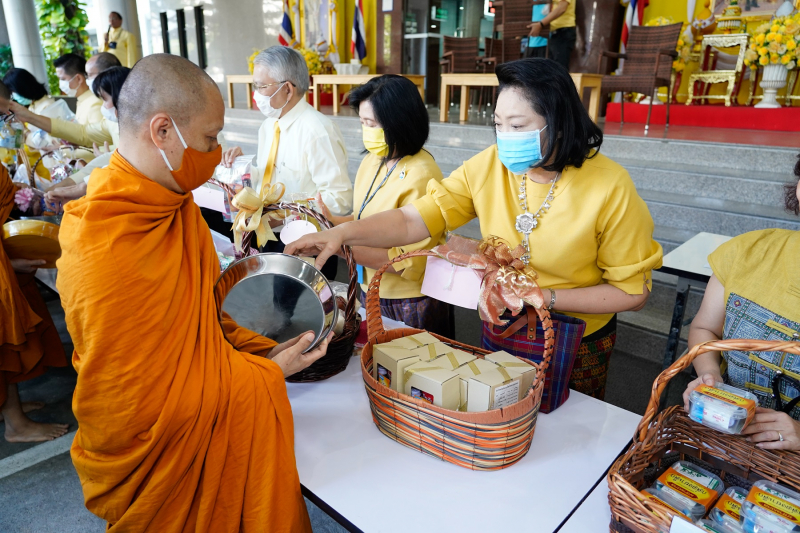 พิธีทำบุญตักบาตรข้าวสารอาหารแห้ง คณะสงฆ์จำนวน 9 รูป จากวัดโสมนัสราชวรวิหาร พระอารามหลวง เพื่อน้อมอุทิศถวายเป็นพระราชกุศลแด่พระบา