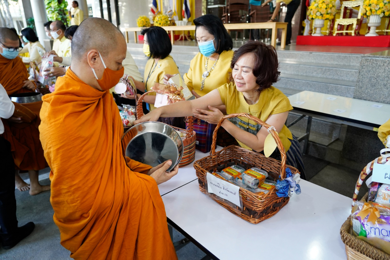 พิธีทำบุญตักบาตรข้าวสารอาหารแห้ง คณะสงฆ์จำนวน 9 รูป จากวัดโสมนัสราชวรวิหาร พระอารามหลวง เพื่อน้อมอุทิศถวายเป็นพระราชกุศลแด่พระบา