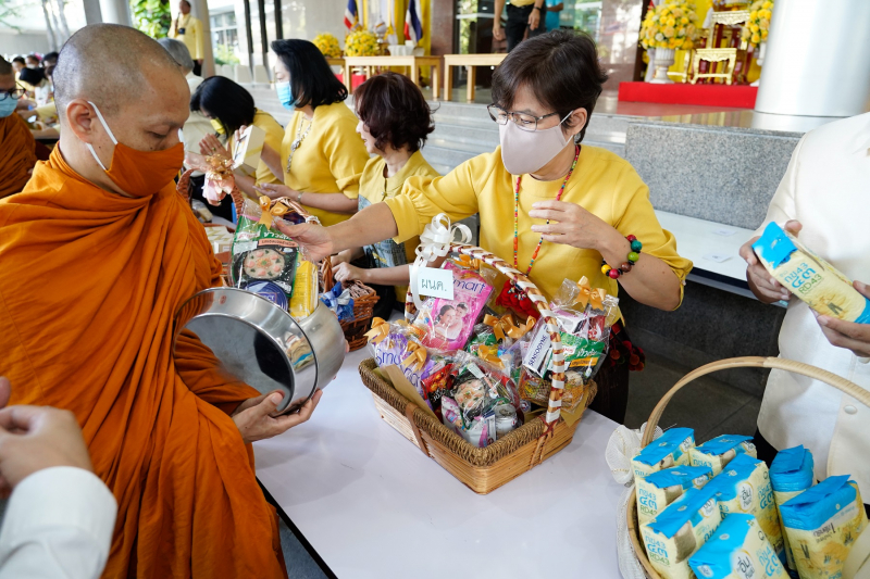 พิธีทำบุญตักบาตรข้าวสารอาหารแห้ง คณะสงฆ์จำนวน 9 รูป จากวัดโสมนัสราชวรวิหาร พระอารามหลวง เพื่อน้อมอุทิศถวายเป็นพระราชกุศลแด่พระบา