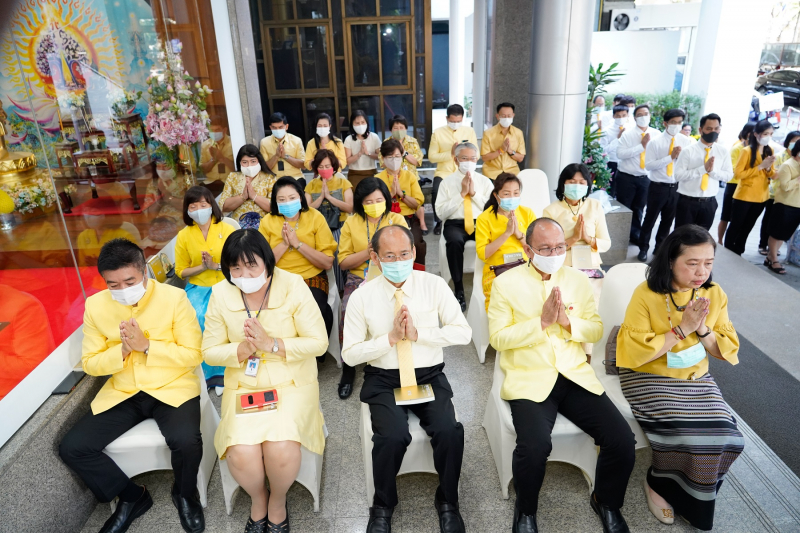 พิธีทำบุญตักบาตรข้าวสารอาหารแห้ง คณะสงฆ์จำนวน 9 รูป จากวัดโสมนัสราชวรวิหาร พระอารามหลวง เพื่อน้อมอุทิศถวายเป็นพระราชกุศลแด่พระบา