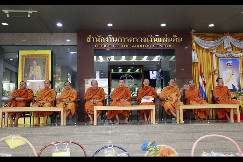 ทำบุญตักบาตรข้าวสารอาหารแห้งเนื่องในเทศกาลขึ้นปีใหม่ 2562