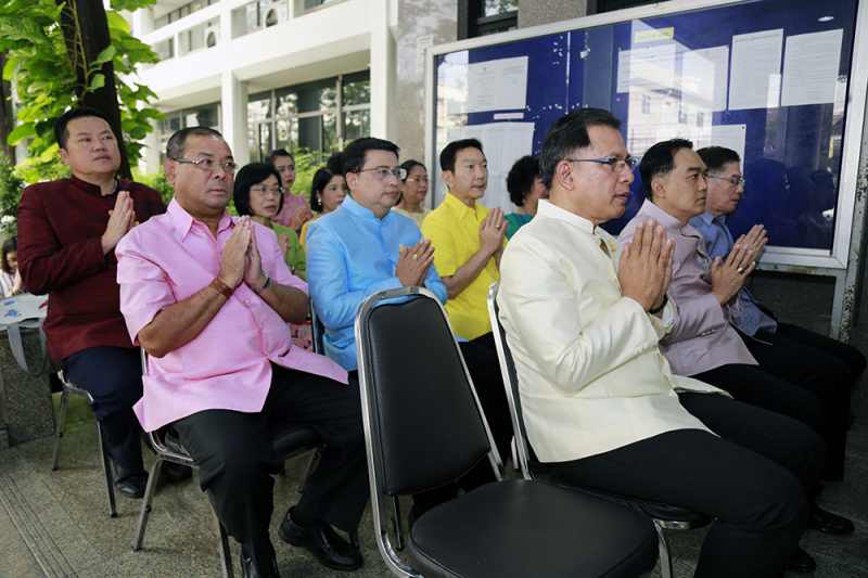 ทำบุญตักบาตรข้าวสารอาหารแห้งเนื่องในเทศกาลขึ้นปีใหม่ 2562