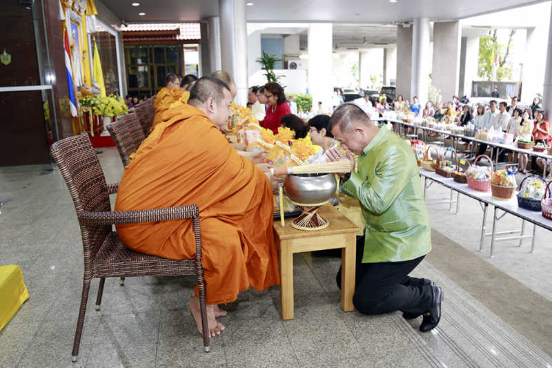 ทำบุญตักบาตรข้าวสารอาหารแห้งเนื่องในเทศกาลขึ้นปีใหม่ 2562