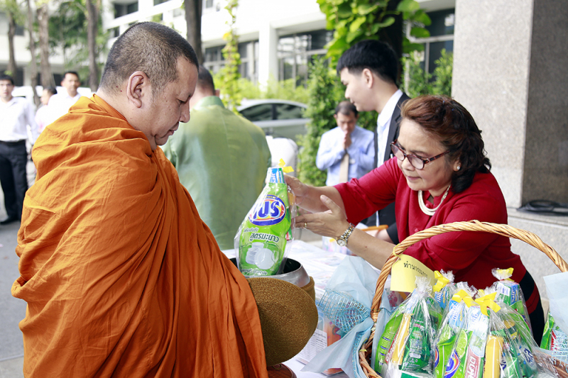 ทำบุญตักบาตรข้าวสารอาหารแห้งเนื่องในเทศกาลขึ้นปีใหม่ 2562