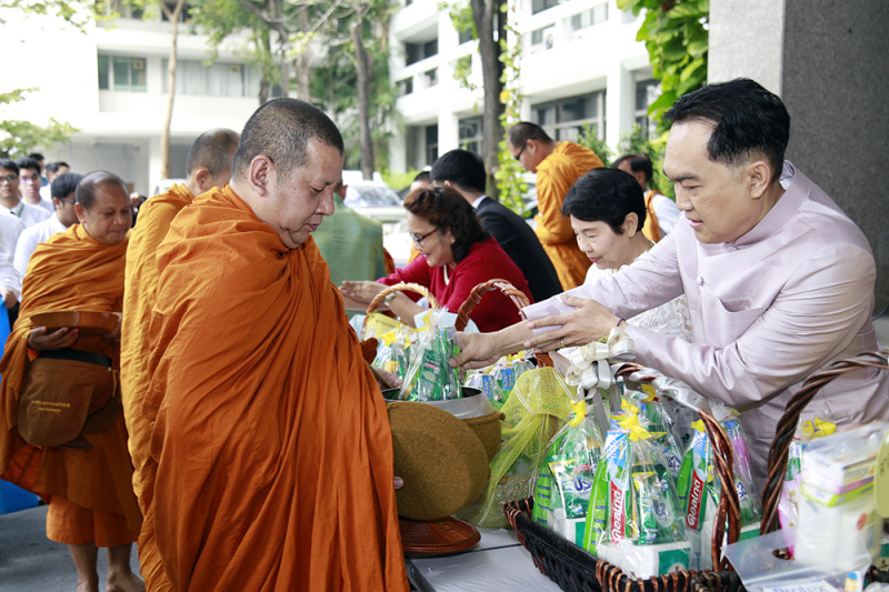 ทำบุญตักบาตรข้าวสารอาหารแห้งเนื่องในเทศกาลขึ้นปีใหม่ 2562