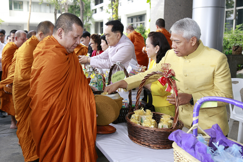 ทำบุญตักบาตรข้าวสารอาหารแห้งเนื่องในเทศกาลขึ้นปีใหม่ 2562