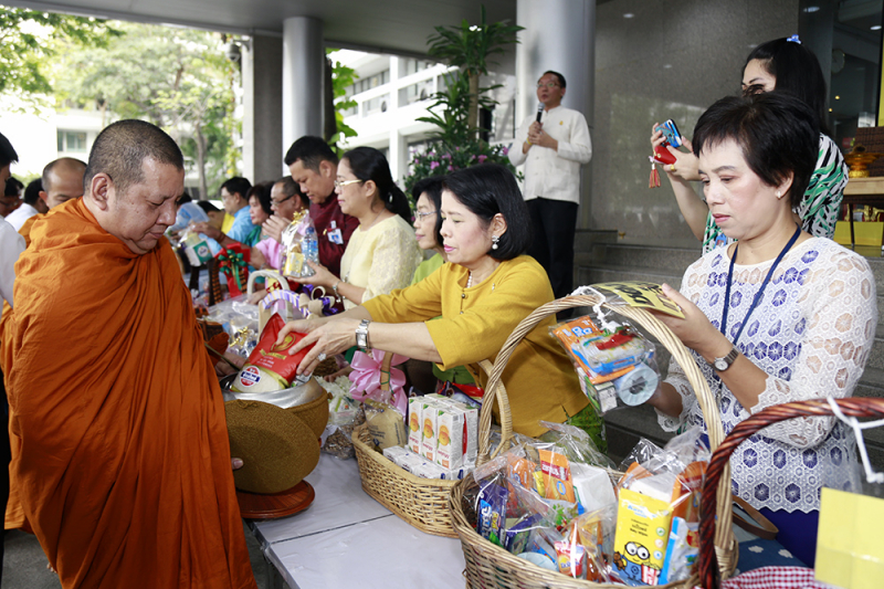 ทำบุญตักบาตรข้าวสารอาหารแห้งเนื่องในเทศกาลขึ้นปีใหม่ 2562