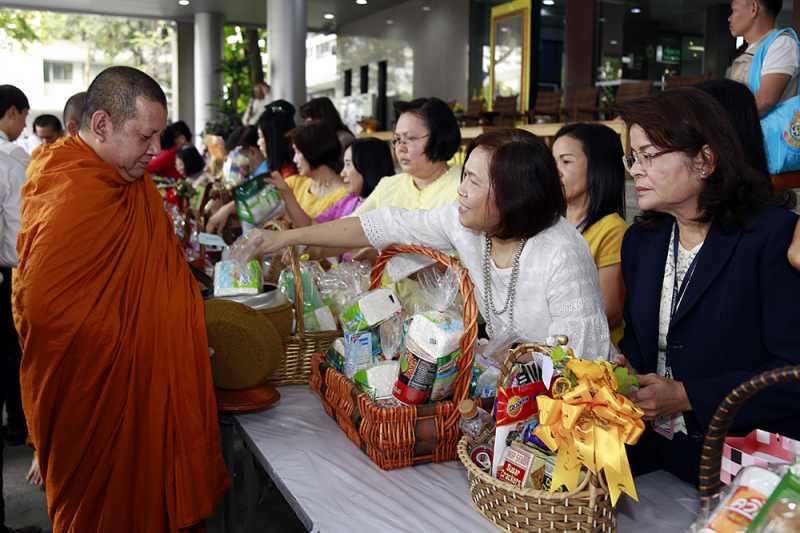 ทำบุญตักบาตรข้าวสารอาหารแห้งเนื่องในเทศกาลขึ้นปีใหม่ 2562